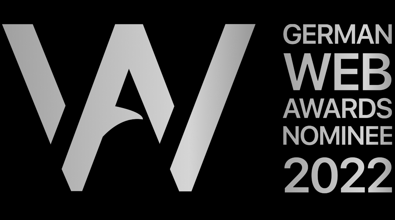 Logo der "GERMAN WEB AWARDS NOMINEE 2022" mit stilisiertem "W" in Silber auf schwarzem Hintergrund, symbolisch für die Anerkennung im Bereich Webdesign und Kundenzufriedenheit.
