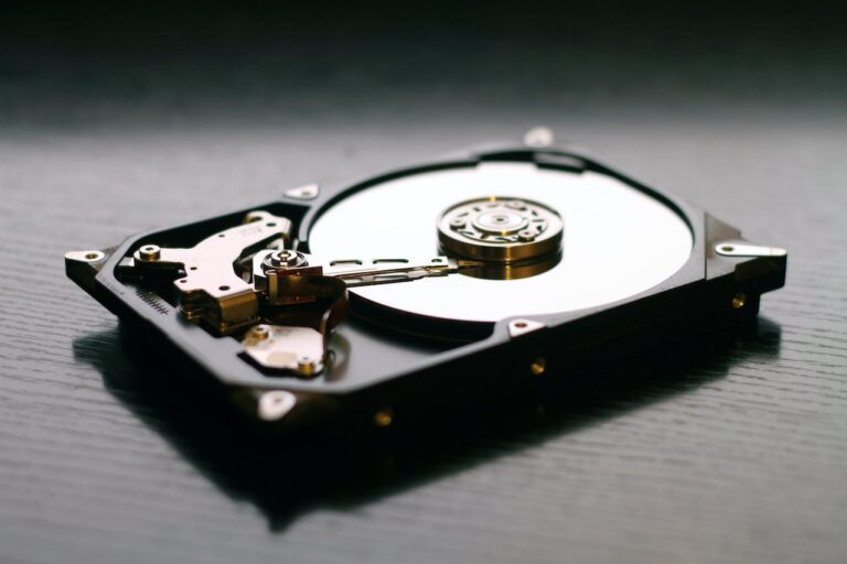 Eine offene Festplatte auf einem dunklen Hintergrund, die die Wichtigkeit der professionellen Datenvernichtung für den Datenschutz hervorhebt.