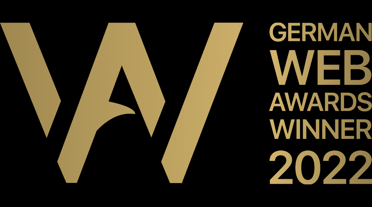 Ein Logo mit den Buchstaben "W" in Gold auf schwarzem Hintergrund, mit der Aufschrift "GERMAN WEB AWARDS WINNER 2022", repräsentiert die Auszeichnung von fomedia GmbH.