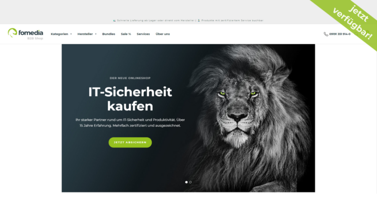 Screenshot der Startseite vom fomedia Online-Shop, mit einem markanten Bild eines Löwen, das Stärke und Schutz symbolisiert, neben der Überschrift "IT-Sicherheit kaufen". Oben rechts ist ein Hinweis auf Verfügbarkeit mit einem Einkaufswagen-Icon zu sehen.