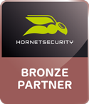 Hornetsecurity Bronze Partner Logo, bestehend aus einem stilisierten, grünen Hornissensymbol über dem Schriftzug 'HORNETSECURITY' in Weiß auf einem dunkelgrauen Hintergrund und der Bezeichnung 'BRONZE PARTNER' in Weiß auf einem bräunlich-roten Balken darunter.