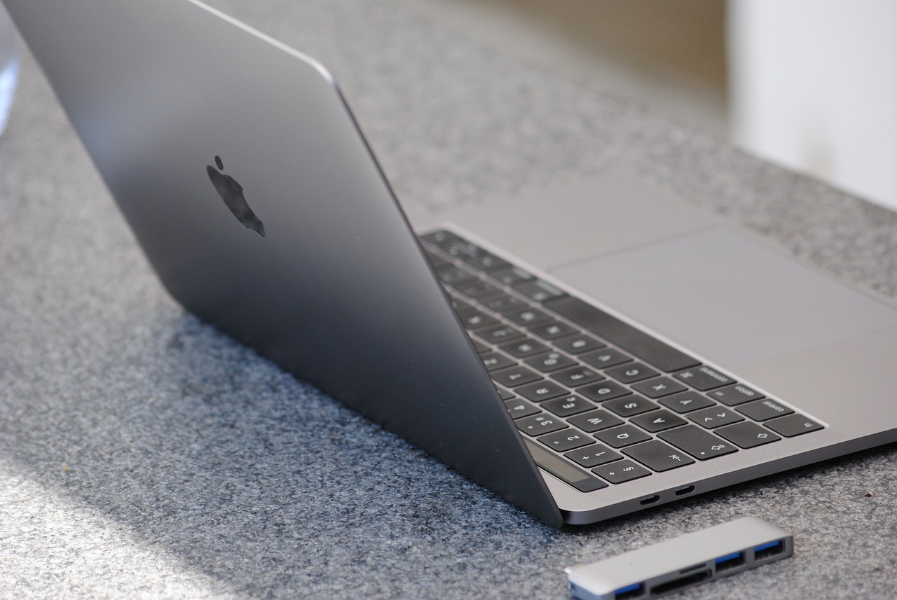 Foto eines MacBook Pro auf einer Arbeitsfläche, das die Wichtigkeit von Sicherheitsupdates bei MacOS-Geräten hervorhebt.
