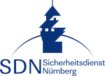 Dunkelblaues Logo des 'Sicherheitsdienst Nürnberg', darunter die Abkürzung 'SDN' und darunter in kleinerer Schrift der vollständige Name. Über dem Text ist eine stilisierte Burg oder ein Schloss abgebildet, das sich über einen geschwungenen Bogen erhebt.