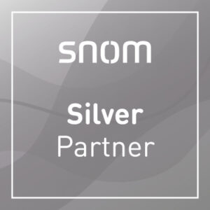 snom Silver Partner Logo mit weißer Schrift auf einem Hintergrund aus grauen Schattierungen, die ein abstraktes, geometrisches Muster bilden, umrahmt von einem weißen Quadrat.